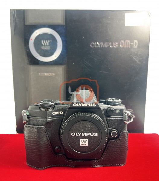 [USED-PJ33] Olympus E-M5 Mark II Body (Silver) (Shutter Count:4K) ,95% Like New Condition (S/N:BHEA99664)