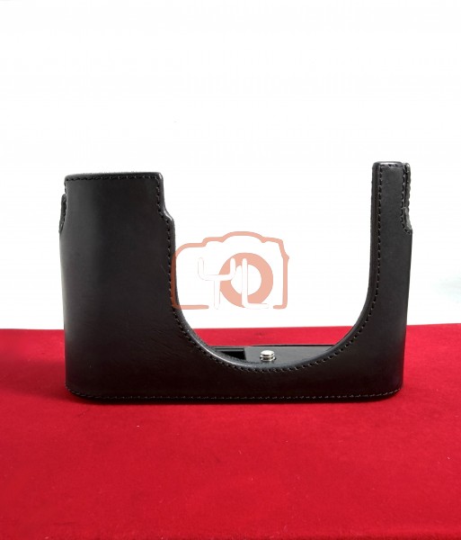 [USED-PJ33]  Leica Protector Leather Half Case Q3 19653, 85% Like New Condition